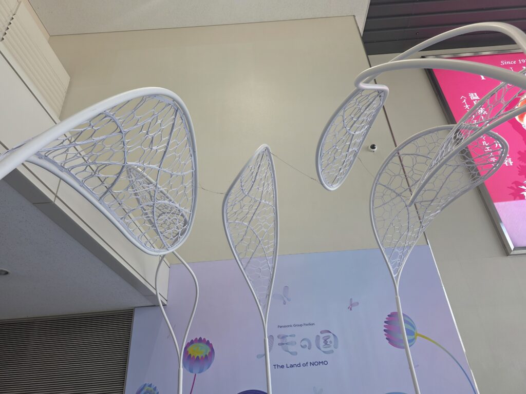 大阪国際空港（ITAMI）にあるノモの森ツリーオブジェ